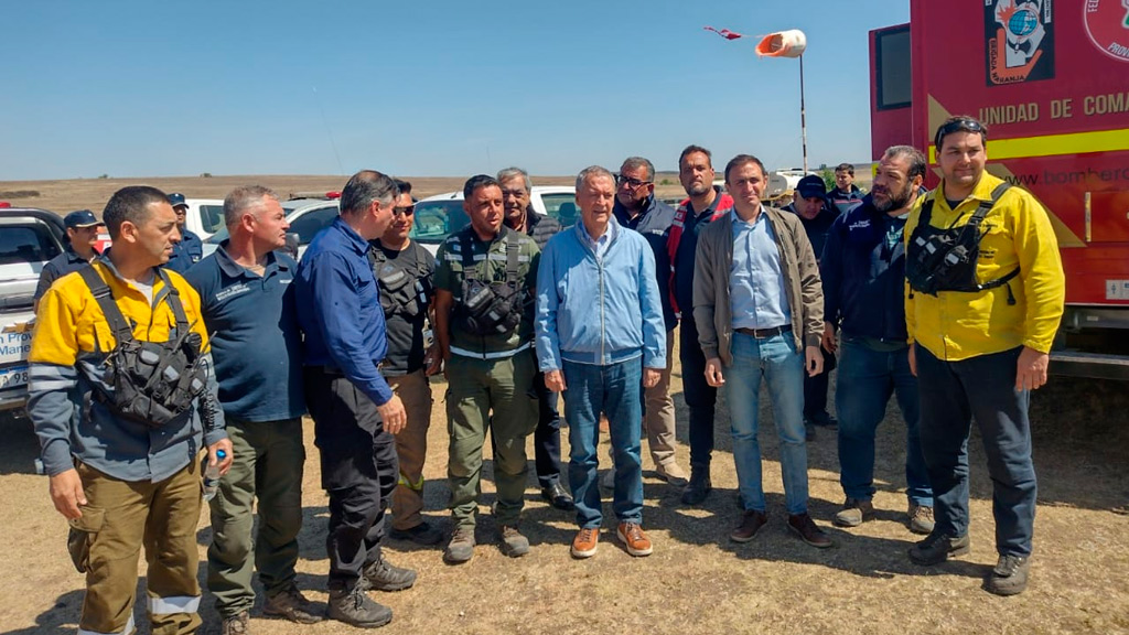 El gobernador sobrevoló la zona afectada por el fuego en Punilla