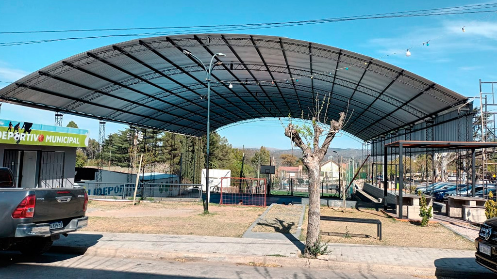 Avanza el techado de la cancha de básquet en Huerta Grande