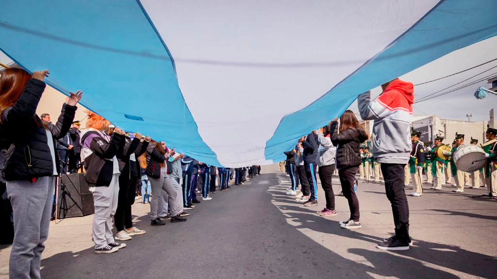 Multitudinario desfile cívico militar en Valle Hermoso