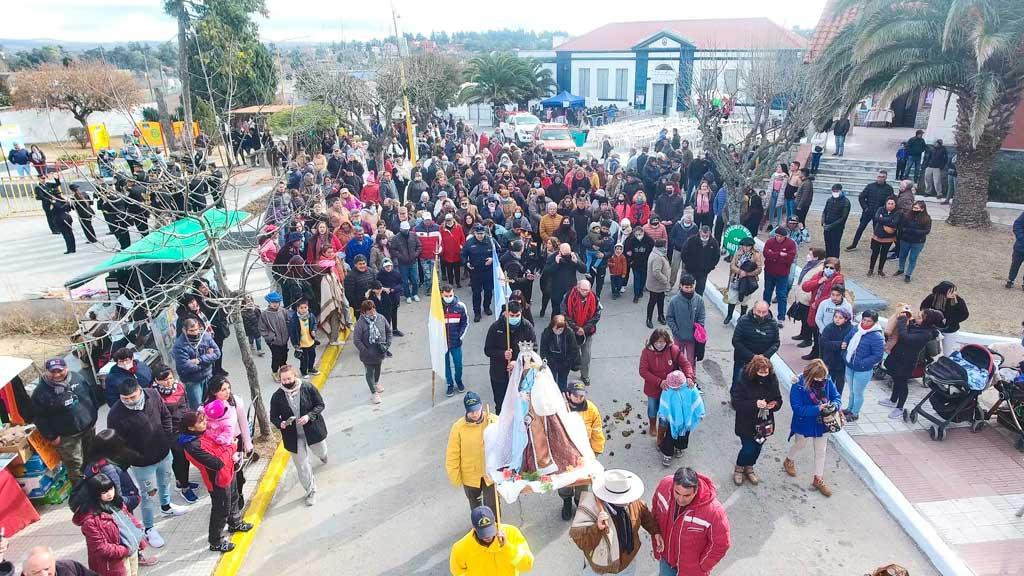 Procesión y desfile gaucho por las calles de Huerta Grande