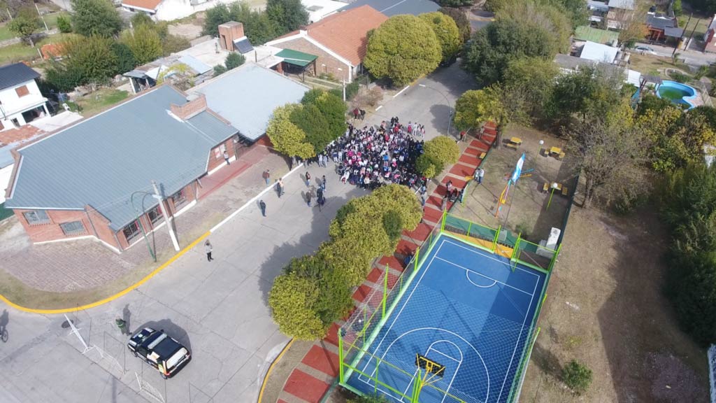 Inauguran cancha de básquet y  juegos en la plaza de la democracia