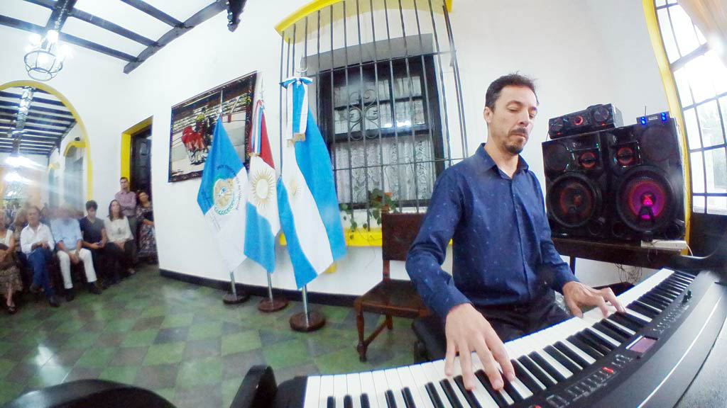 Acordes de piano evocativos a la fundación de Valle Hermoso 