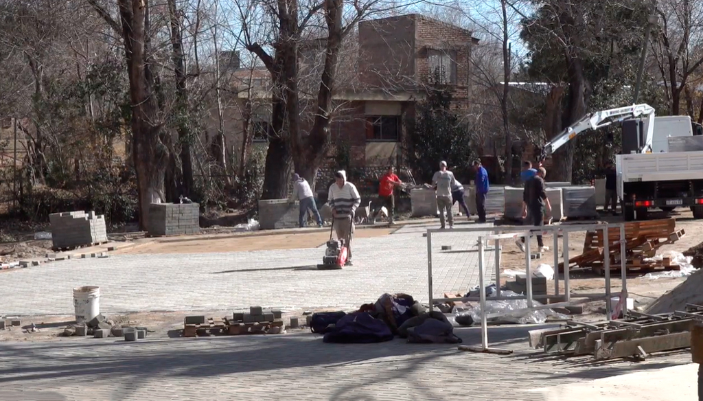 Avanzan obras de adoquinados en hospital municipal de La Falda