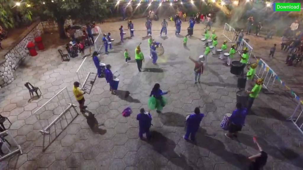 La plaza brillo con colores y sonidos de murgas solidarias