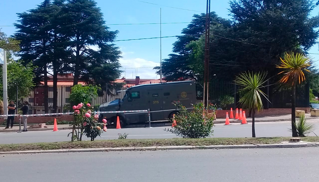 Villa Giardino: choque de camión de caudales contra una columna