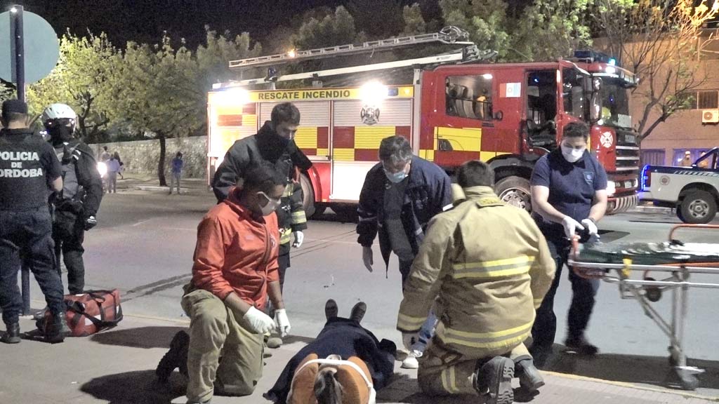 Terminal La Falda: moto atropella a peatón y luego chocan contra señal vial