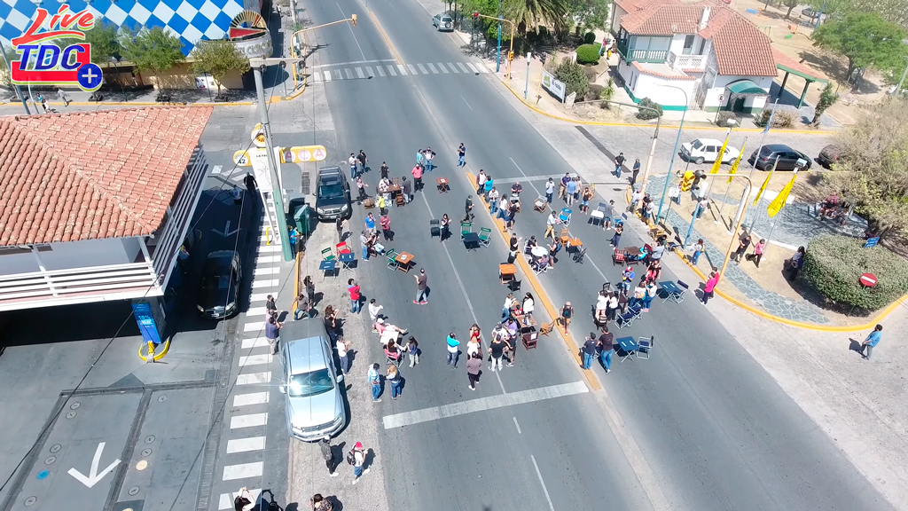 Gastronómicos faldenses cortan ruta 38 en repudio a las nuevas restricciones