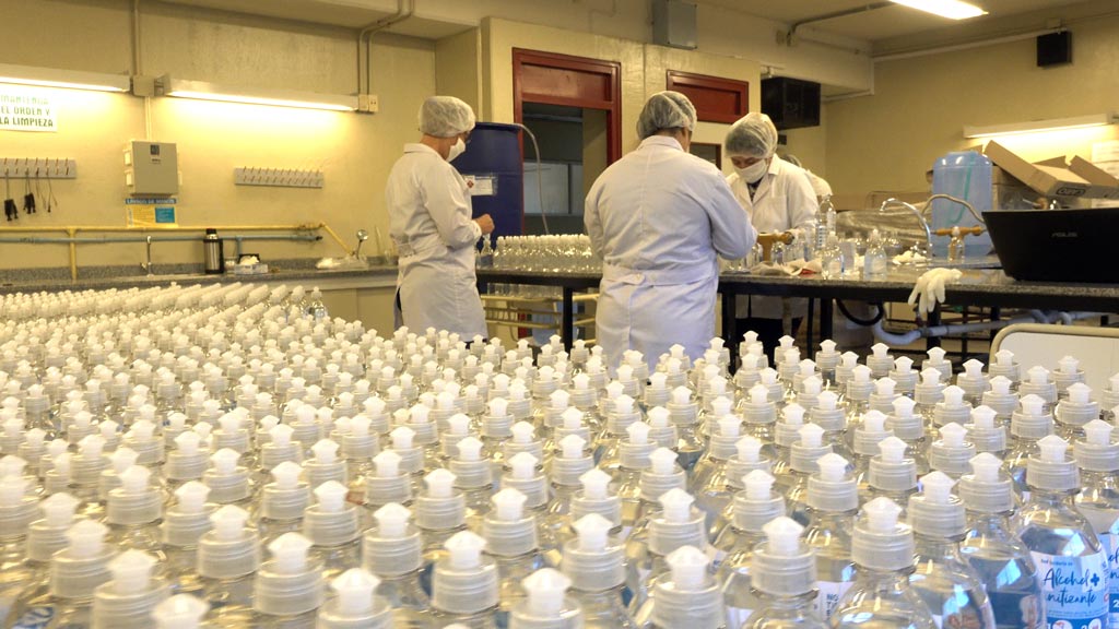 Proyecto provincial: envasan alcohol en laboratorio del  IPET 200