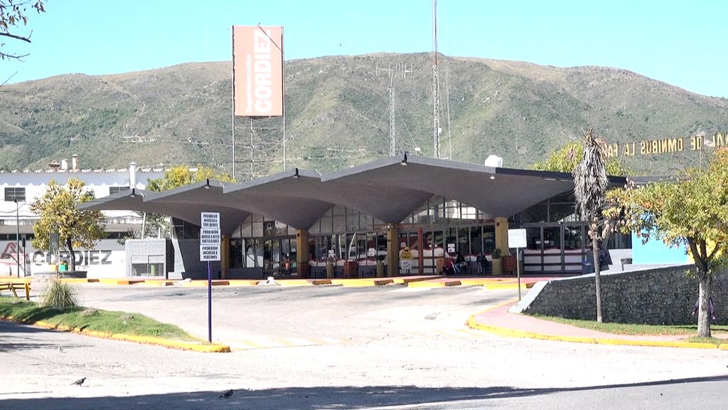 Continúa el paro por tiempo indeterminado en el transporte interurbano