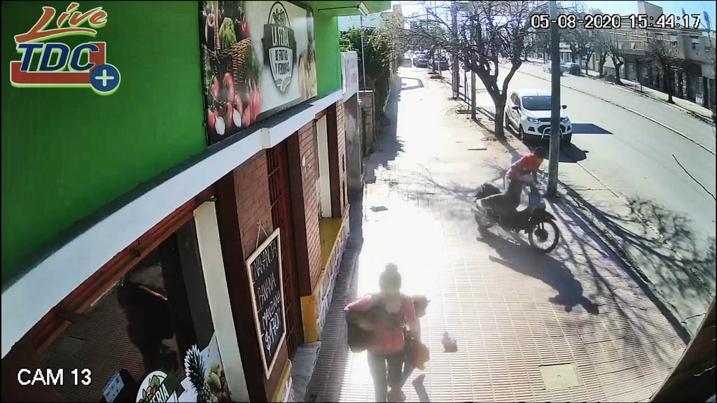 La Falda: cámaras esclarecen robo de moto, hay una detenida