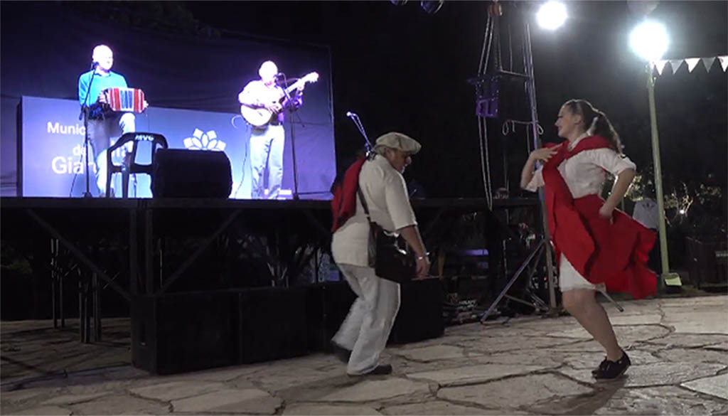 Villa Giardino: Otra noche donde la plaza se vistió de folklore