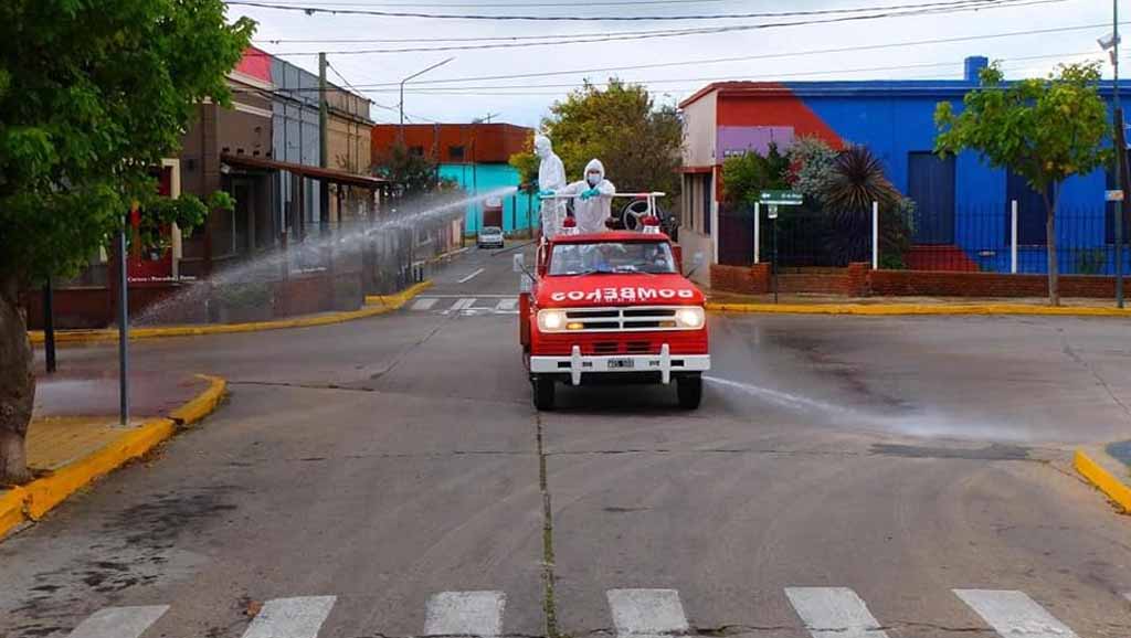 Municipios y Bomberos higienizan lugares de mayor acceso de la población