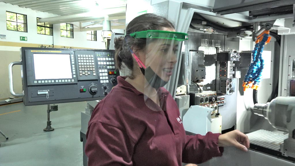 El súper robot de Fein Mec estará a cargo de una joven operaria