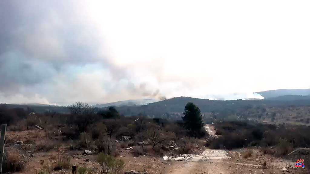 Aviones hidrante y bomberos siguen combatiendo el fuego en zona rural