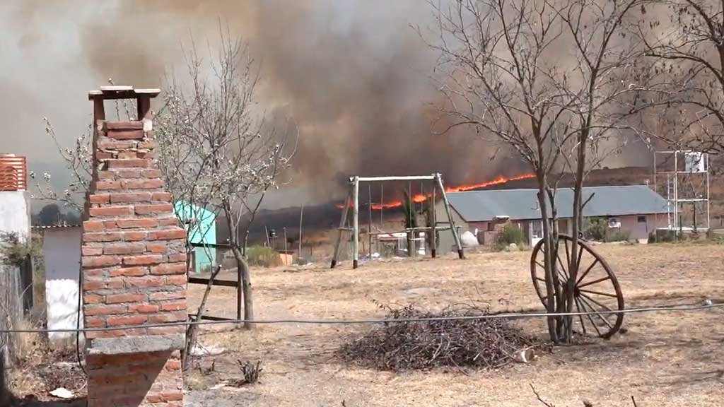 Barrio Los Quimbaletes: imágenes inéditas de los vecinos luchando contra el fuego