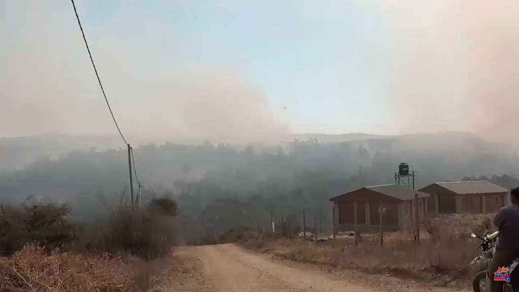 Continúa complicado el incendio que azota Villa Giardino