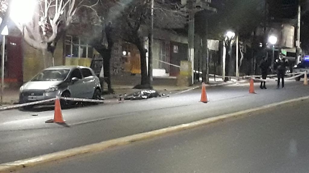 Motociclista fallece al impactar contra árbol en el reloj público de La Falda