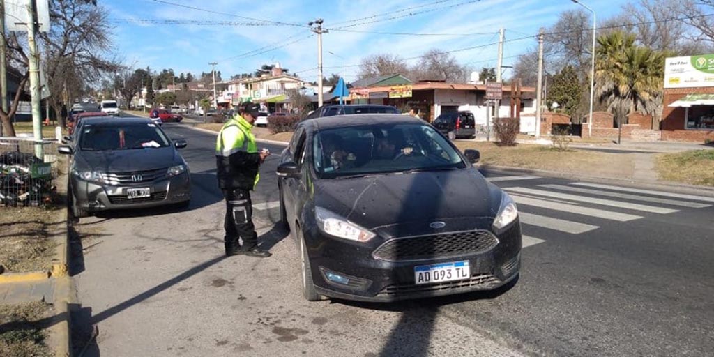 Villa Giardino cobra multas por manejar con el celular al volante en todo el ejido municipal 