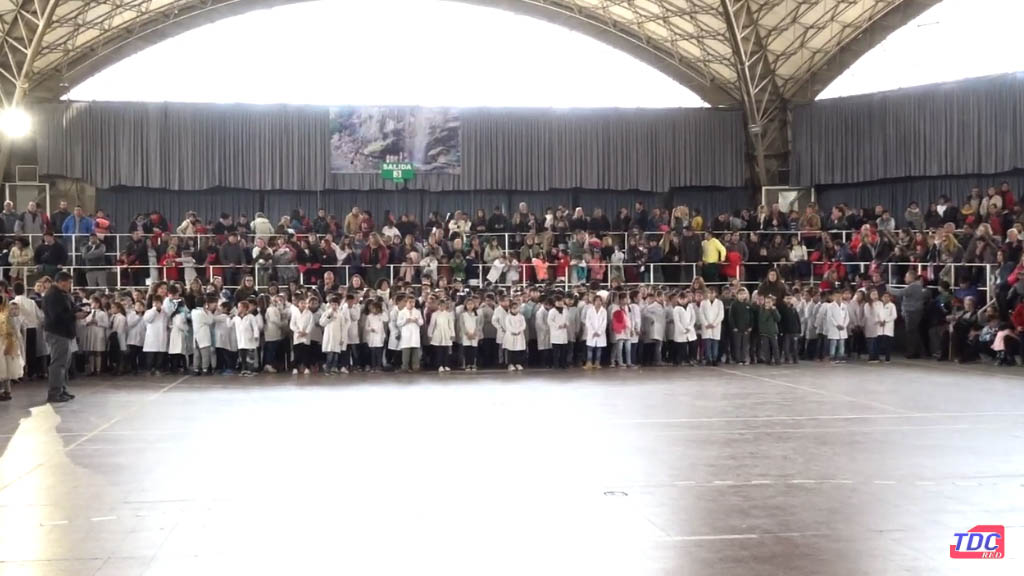 Acto protocolar del Día de la Bandera y promesa de lealtad en el anfiteatro de La Falda